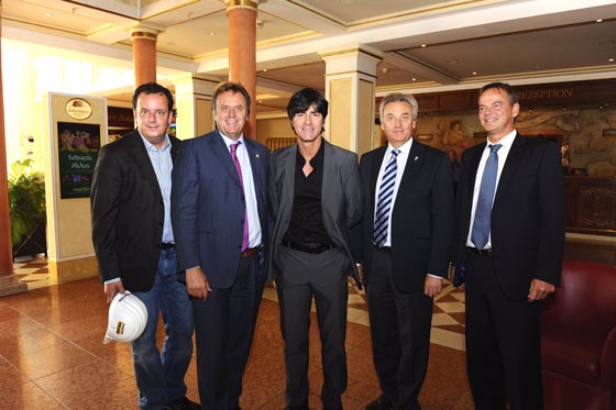 Michael Mack, Roland Mack, Joachim Löw, Jürgen Mack und Landrat Frank Scherer im 4-Sterne Hotel Colosseo. Bild: Europa-Park