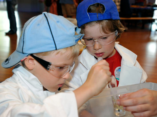 Genau hinschauen bei den Science Days für Kinder. Bild: Europa-Park