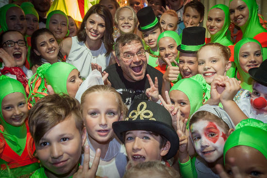 Der beliebte TV-Star Elton feiert gemeinsam mit Katja Mack, Leiterin der Europa-Park Talent Academy, und ihren Sprösslingen die großartige Show. Bild: Europa-Park