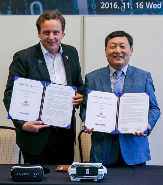 Partnerschaft besiegelt: Michael Mack, Geschäftsführer MackMedia, und Dong Gi Park, Geschäftsführer Lotte World, nach der Vertragsunterzeichnung. Bild: Europa-Park