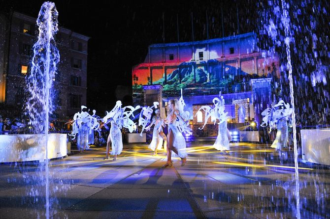 Die neue Sommershow „Colossal, il viaggio per Rulantica“ im Innenhof des Hotel Colosseo. Bild: Europa-Park