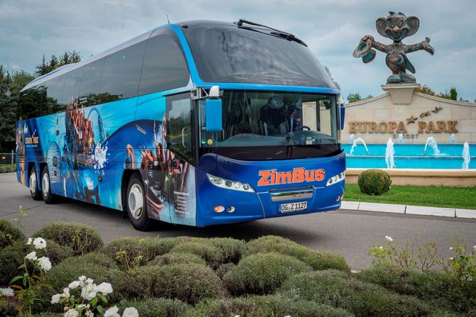 Gute Fahrt! Europa-Park Motive zieren den Reisebus von Zimmermann Reisen ZimBus aus Gengenbach . Bild: Europa-Park