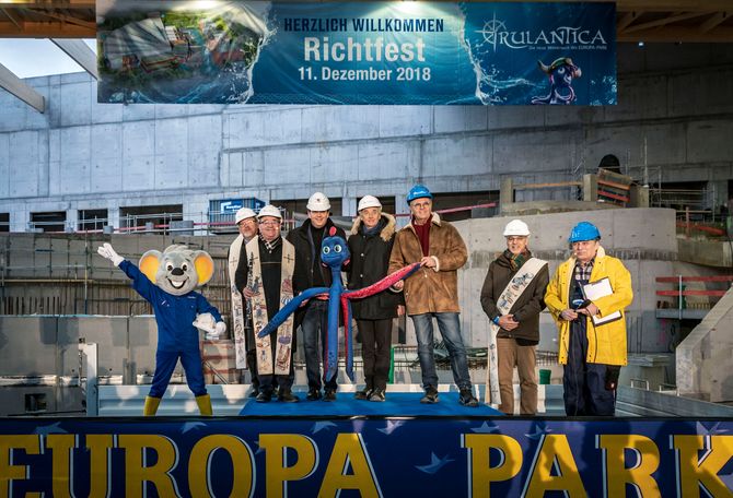 Michael, Jürgen und Roland Mack (Mitte) freuen sich über den gerade erteilten Segen für die neue Wasserwelt "Rulantica". Das Richtfest fand am 11. Dezember 2018 statt. Bild: Europa-Park