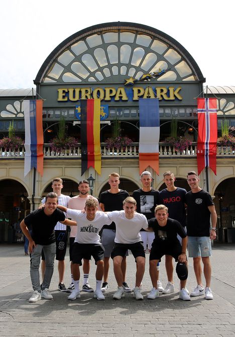 10 Spieler des SC Freiburg im Europa-Park. Bild: Europa-Park