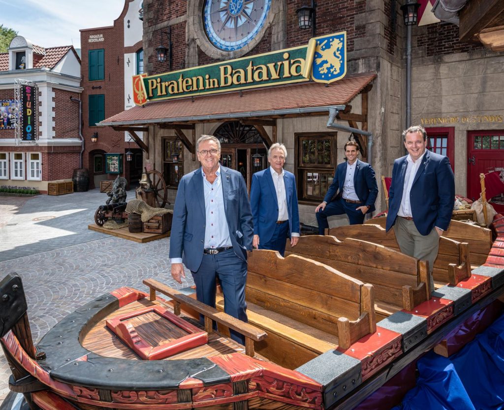 Die geschäftsführenden Gesellschafter des Europa-Park Roland, Jürgen, Thomas und Michael Mack (v.li.) in einem Boot der Attraktion "Piraten in Batavia", die am 30. Juli wiedereröffnet wird. Bild: Europa-Park