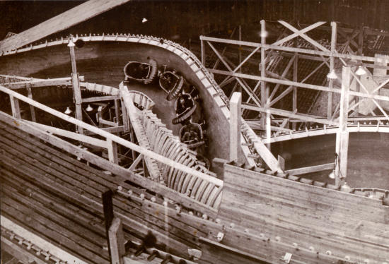 1951 baut Mack Rides die erste Bobbahn aus Holz. Bild: Mack Rides / Europa-Park