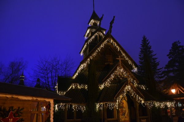 Die feierlich geschmückte norwegische Stabkirche im Winter.