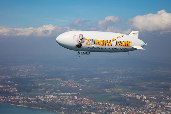 Der Europa-Park-Zeppelin fliegt über die Bodenseeregion. Bild: Europa-Park