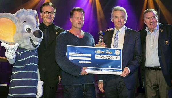 Roland Mack, Til Schweiger, Jürgen Mack und Frank Fleschenberg freuen sich über 25.000 Euro für die Til Schweiger Foundation. Bild: Europa-Park