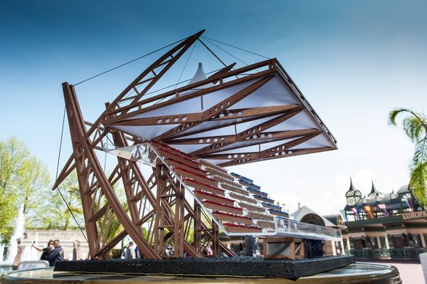 Modells des letztjährigen Wettbewerbs, bei dem die Schüler unter dem Motto „überDACHt“ ein Stadiondach bauen mussten. Bild: Europa-Park
