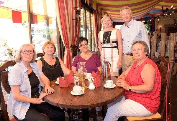 Jürgen Mack und seine Frau Mauritia (stehend) mit Ruster Seniorinnen im Restaurant Castillo. Bild: Europa-Park