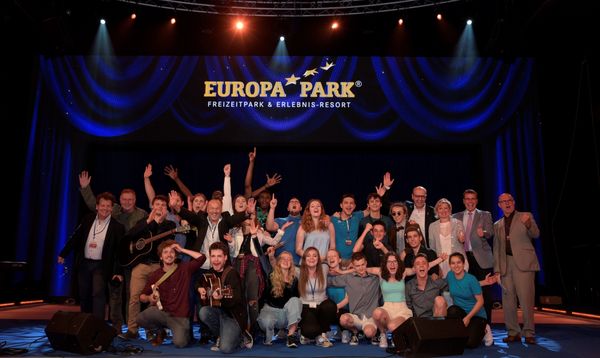 Die Finalisten sowie die Jury des Songcontests „Welcome To Europe“ gemeinsam mit Mauritia Mack (4.v.re.). Bild: Europa-Park