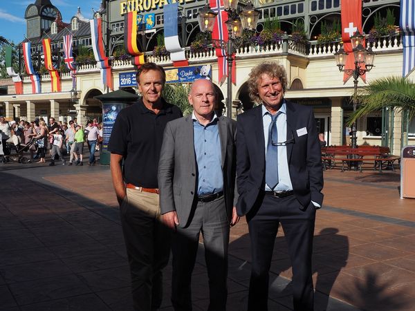 Europa-Park Inhaber Roland Mack gemeinsam mit Verkehrsminister Winfried Hermann und Prof. Dr. Bernd Raffelhüschen. Bild: Europa-Park