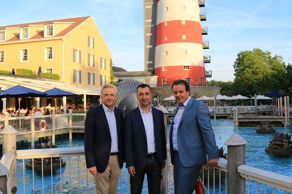 Jürgen Mack (links) und Michael Mack (rechts) begrüßten den Spitzenpolitiker Cem Özdemir im 4-Sterne Superior Hotel Bell Rock. Bild: Europa-Park