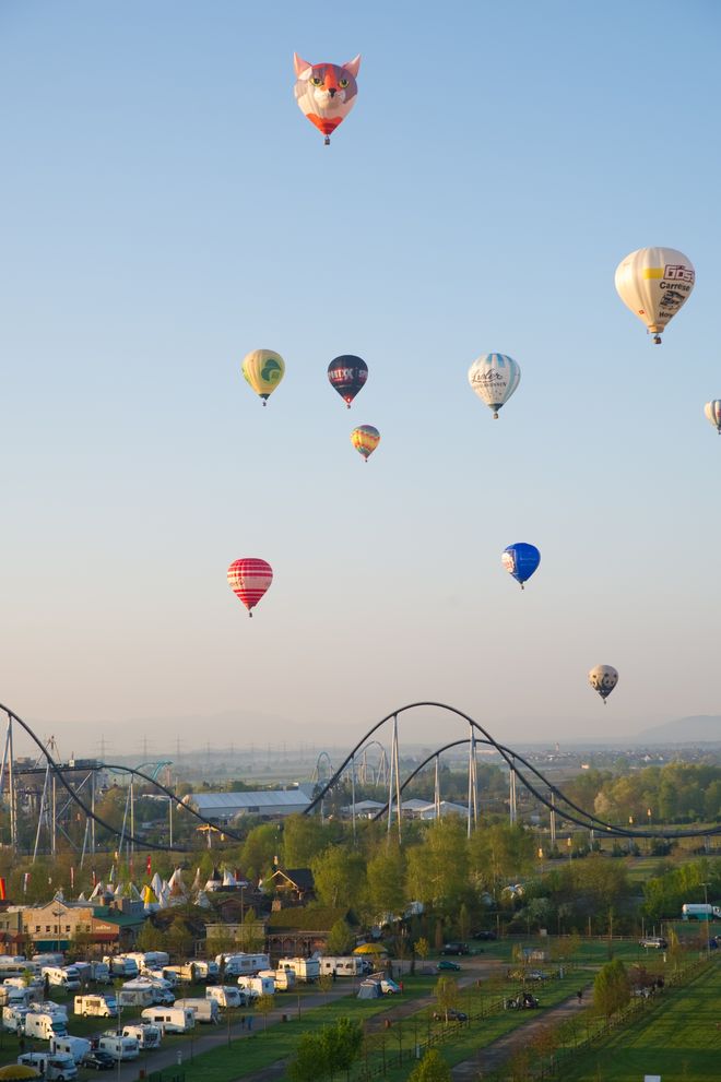 Heißluftballons schmücken den Horizont beim Ballonfestival. Bild: Europa-Park