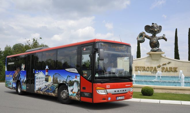 Einer der Europa-Park-Busse, die direkt vor dem Parkeingang halten. Bild: Europa-Park