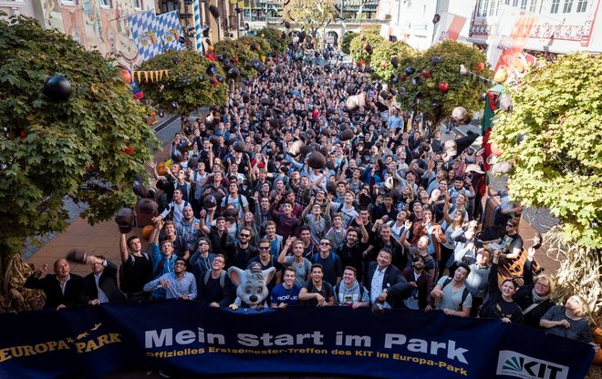 Hoch die Hände – Semester-Start: rund 600 Erstsemester freuen sich in der Deutschen Allee des Europa-Park über den tollen Beginn ihres Studenten-Lebens . Bild: Europa-Park