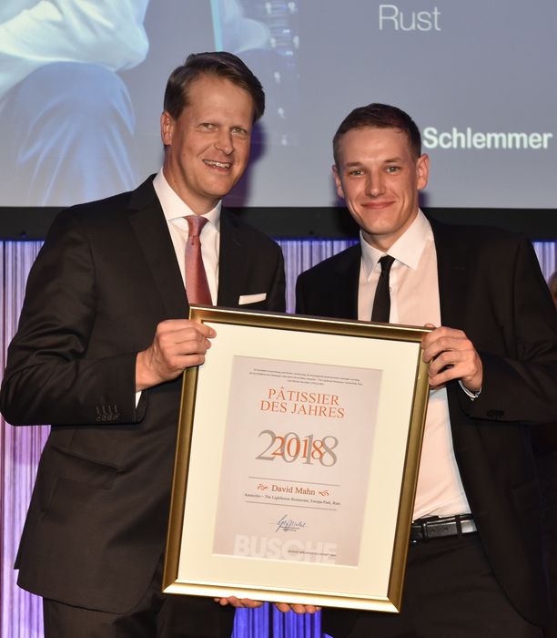 Johannes Großpietsch, Geschäftsführer Busche, übergibt David Mahn die Urkunde zum Pâtissier des Jahres 2018. Foto: BrauerPhotos / G.Nitschke für BUSCHE