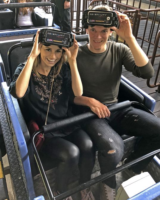 Matthias Ginter und seine Christina sind große Fans des Virtual Reality Rides "Alpenexpress Coastiality". Bild: Europa-Park