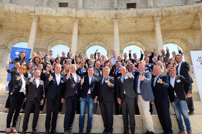 Die Teilnehmer des vierten Mentoren-Symposiums auf dem Kolosseumbogen des 4-Sterne Superior Hotels "Colosseo" des Europa-Park. Bild: Europa-Park