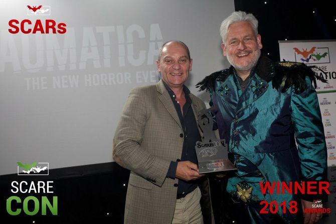 Michael Bolton überreicht den Award für die Horror Nights - Traumatica an Ian Jenkins, Casting Director Project Development Europa-Park. Bild: Europa-Park