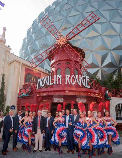 Die Europa-Park Inhaberfamilie Mack eröffnet mit Jean-Jacques und Jean-Victor Clerico vom "Moulin Rouge" (6. & 7. v.l.) die neue Attraktion "Eurosat - CanCan Coaster". Bild: Europa-Park