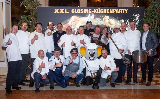 Es ist angerichtet: Thomas Mack (Geschäftsführender Gesellschafter Europa-Park, rechts außen) freut sich mit den Koch-Koryphäen auf die "XXL Closing-Küchenparty". Bild: Europa-Park