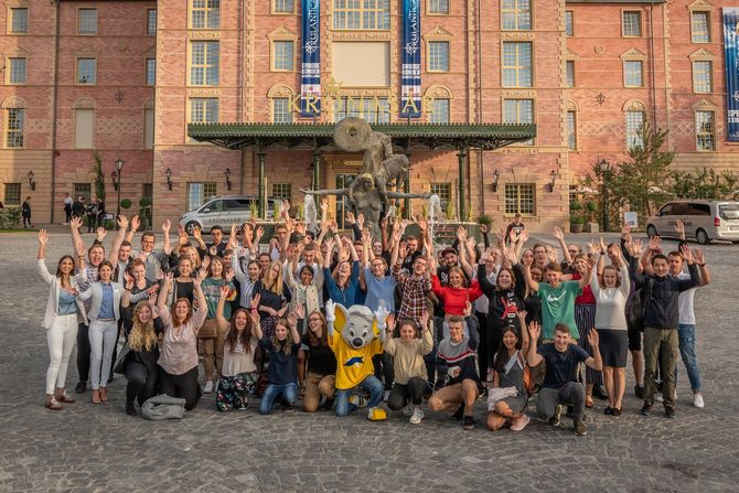 60 neue Auszubildende und Studierende starten im Europa-Park. Bild: Europa-Park