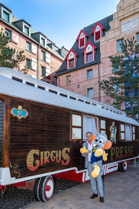 Der Zirkus-Pressewagen von Franz Mack begrüßt die Gäste vor dem Hotel Krønasår. Bild: Europa-Park