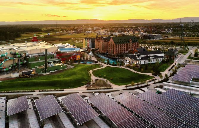 3.000 Solarmodule auf dem Parkplatz der neuen Wasserwelt Rulantica produzieren Ökostrom für den Eigenbedarf. Bildquelle: Dr. Michael Thoma