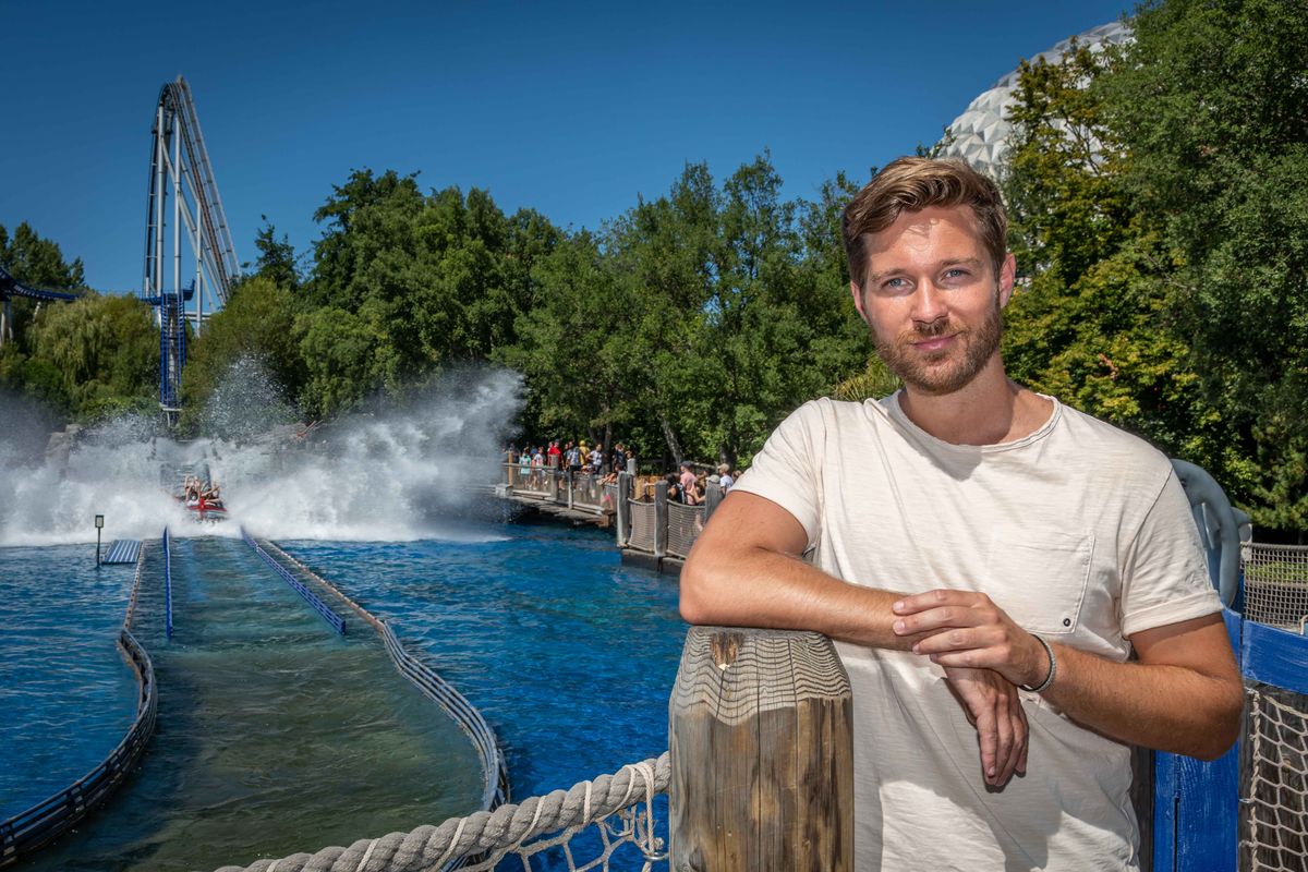 Vom „Traumschiff“ in den Europa-Park: Schauspieler Tommy Schlesser genießt den freien Tag bei sommerlichen Temperaturen. Bild: Europa-Park