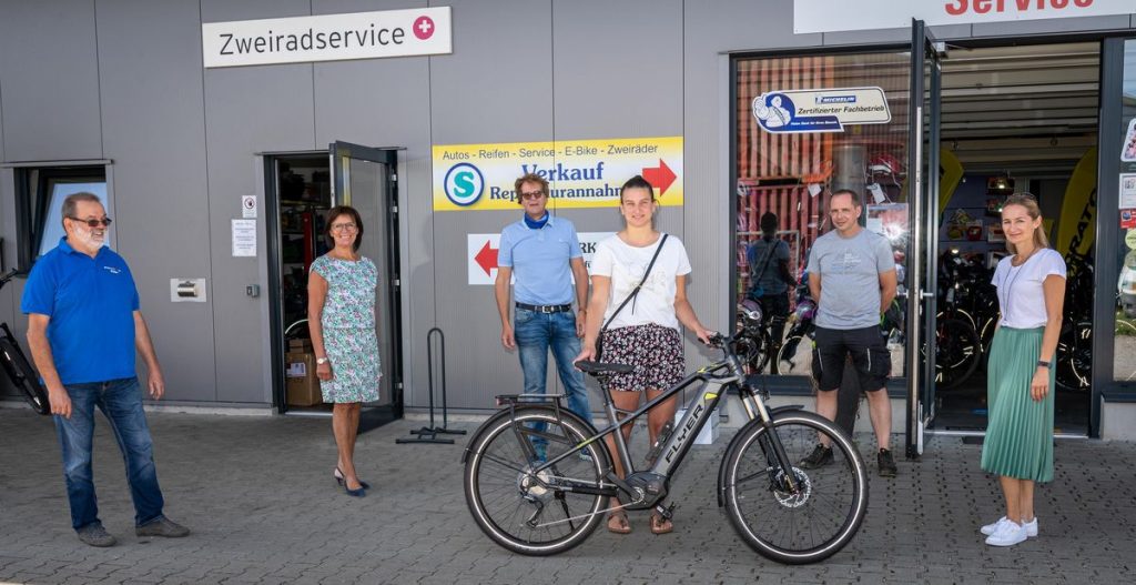 Peter Schönstein, Marianne Mack und Dr. Michael Thoma (v. li.) freuten sich, Lisa Walter das neue E-Bike übergeben zu können. Bild: Europa-Park