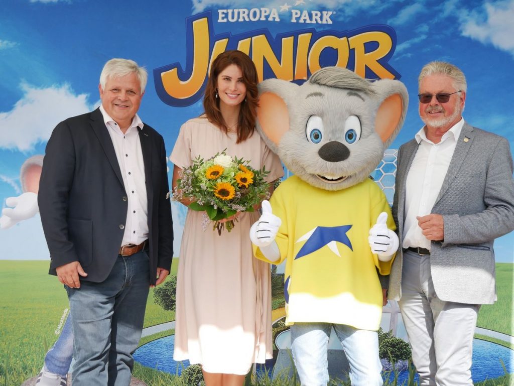 Die beiden Geschäftsführer Thomas Müller (l.) und Roland Wehrle danken Miriam Mack für ihren Besuch anlässlich des Weltkindertages. Bild: Europa-Park
