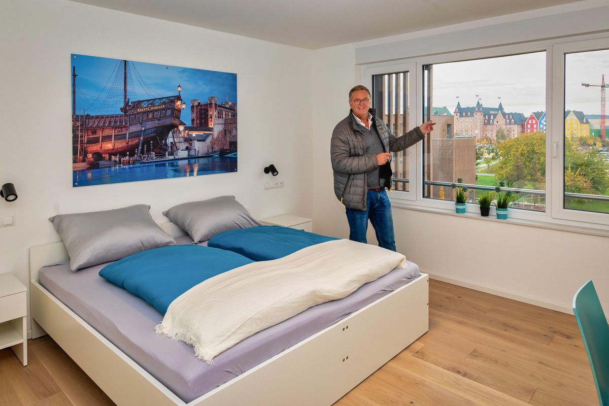 Europa-Park Inhaber Roland Mack präsentiert stolz eine der neuen Wohnungen mit Blick auf das Hotel „Krønasår“. Bild: Europa-Park
